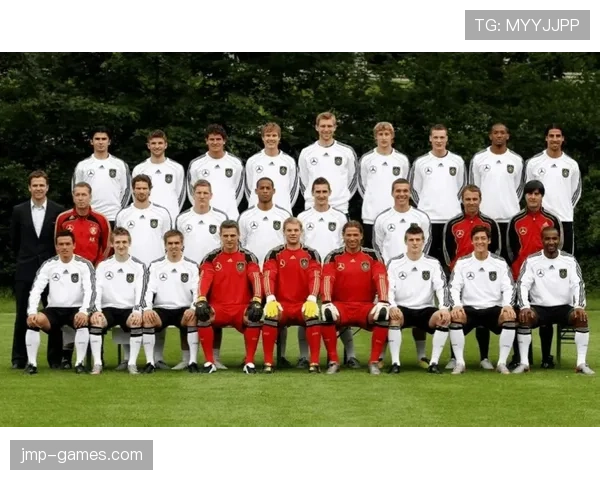 南非国家队成功主办杯赛，彰显足球热情与团结精神引全球关注