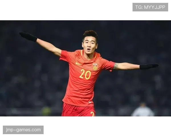 韦世豪私下穿拖鞋逛奢侈品店，店员以为是群演